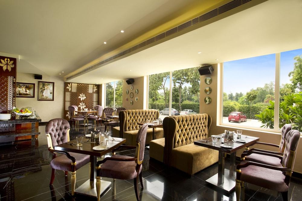 Atrio By Devam Hotel Gurgaon Bagian luar foto