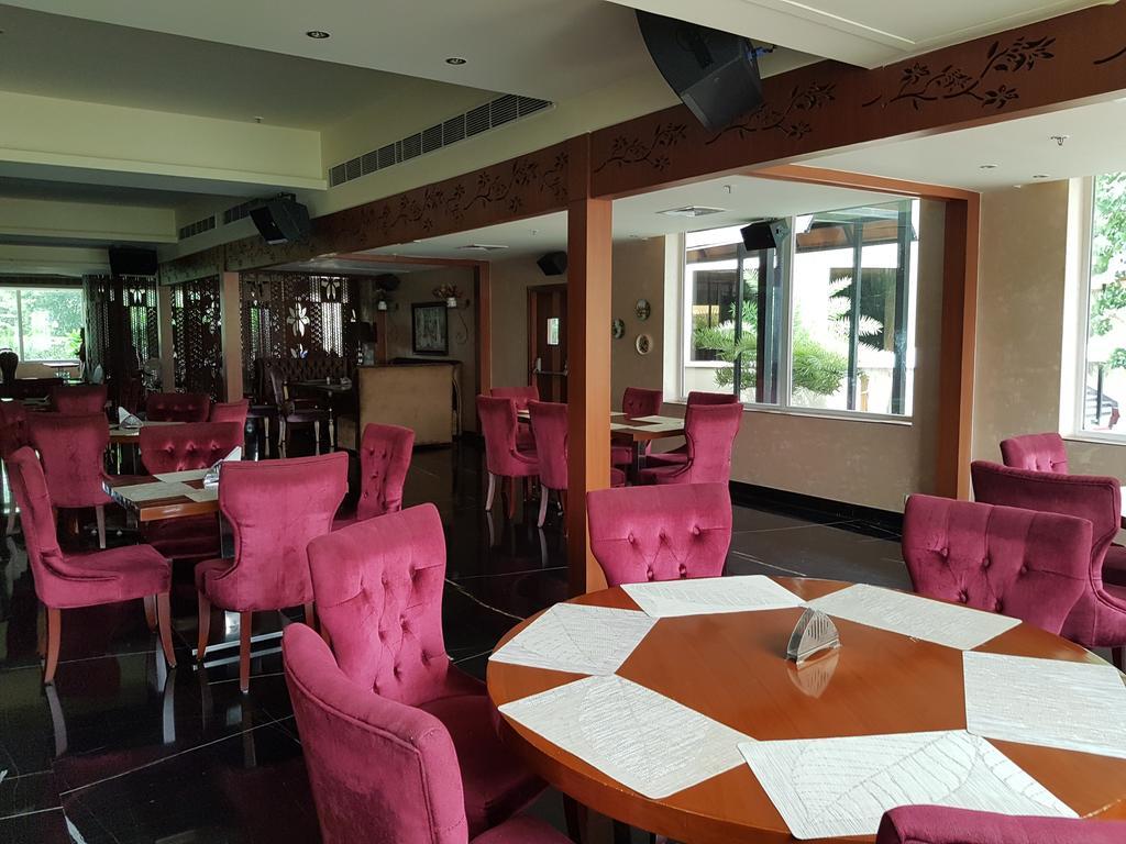 Atrio By Devam Hotel Gurgaon Bagian luar foto