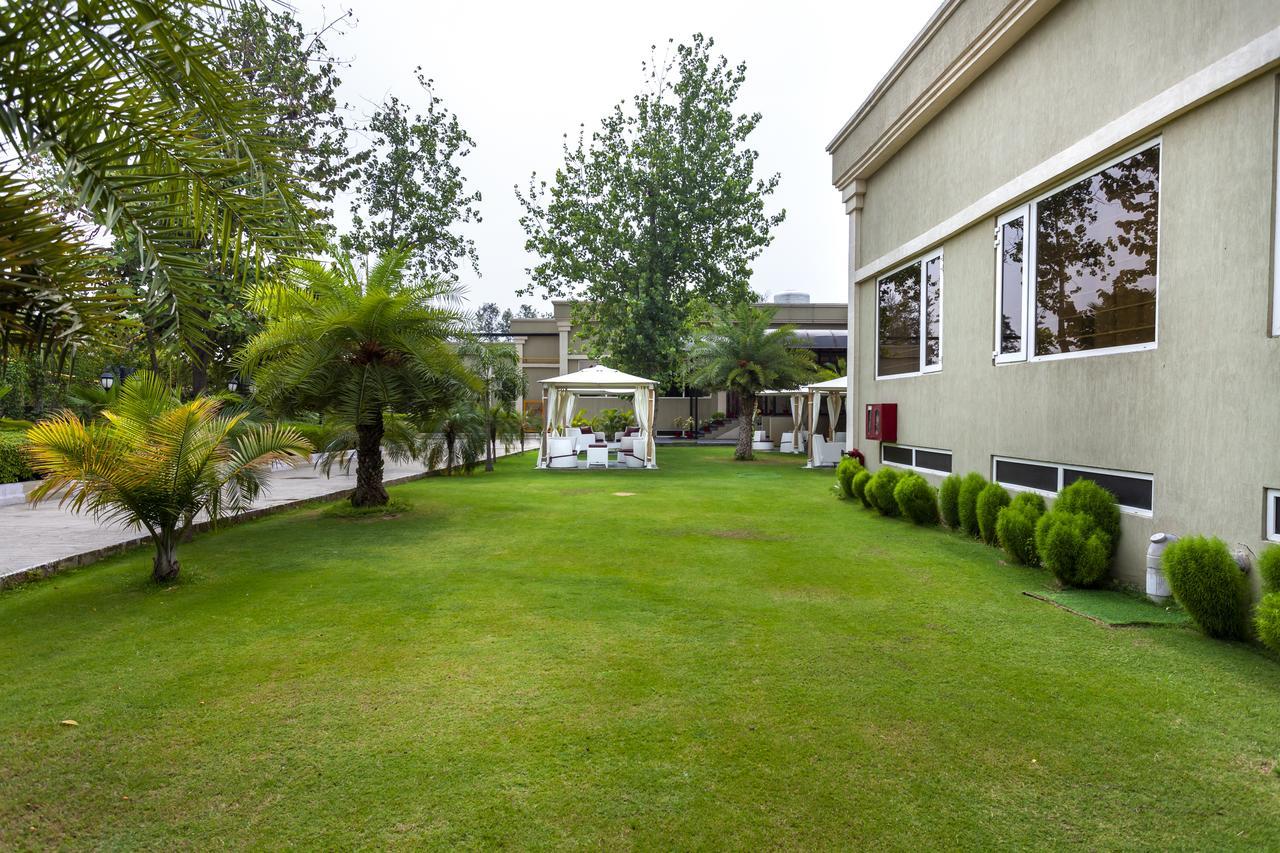 Atrio By Devam Hotel Gurgaon Bagian luar foto